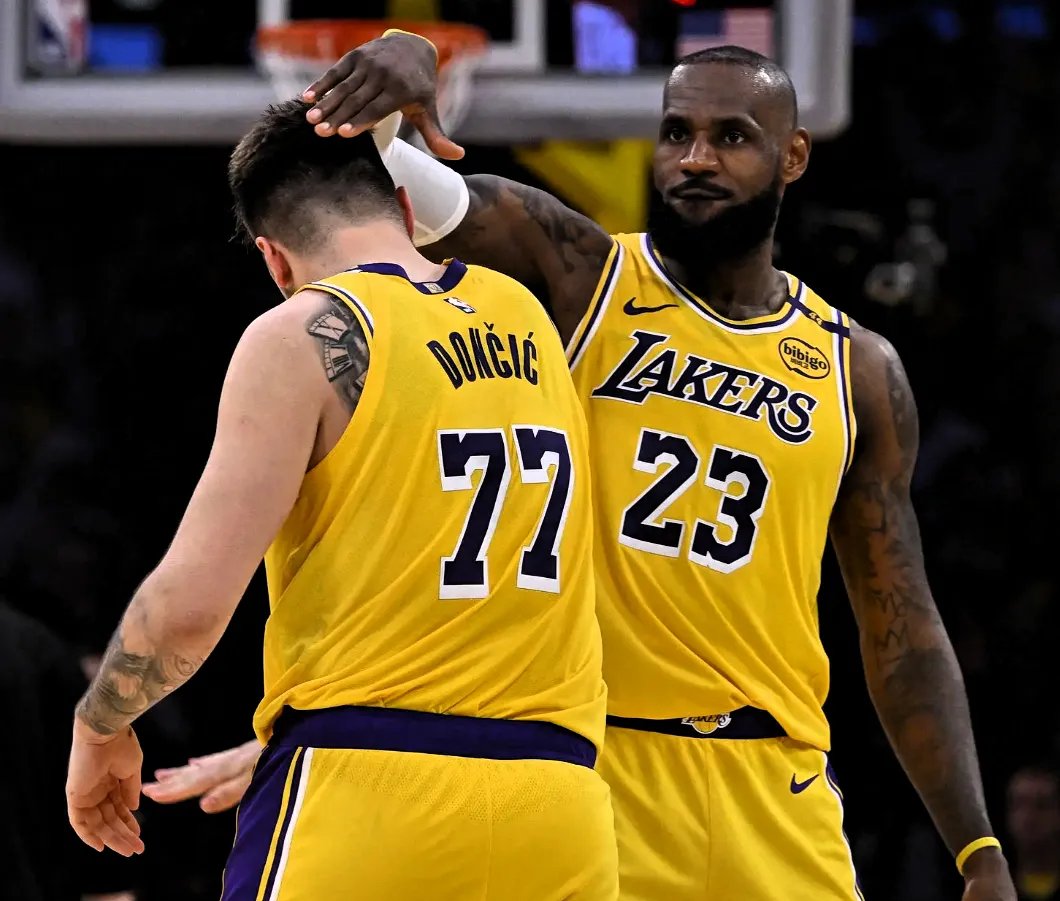 包含从清晨成都蓉城防线松动到阿扎伦卡与70激战掘金分钟，清晨芝加哥公牛调整名单以备NBA常规赛的词条